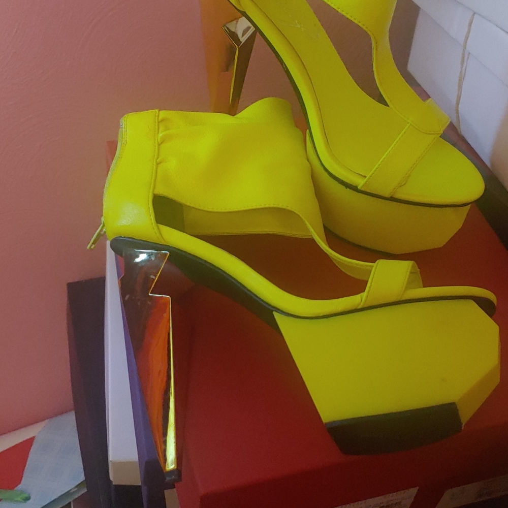 Shoes - Picture 3 of 4